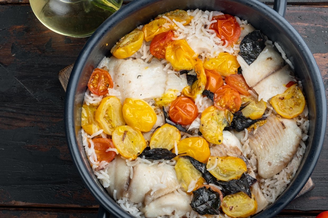 Тилапия с рисом и овощами в духовке Тилапия с рисом и овощами в духовке