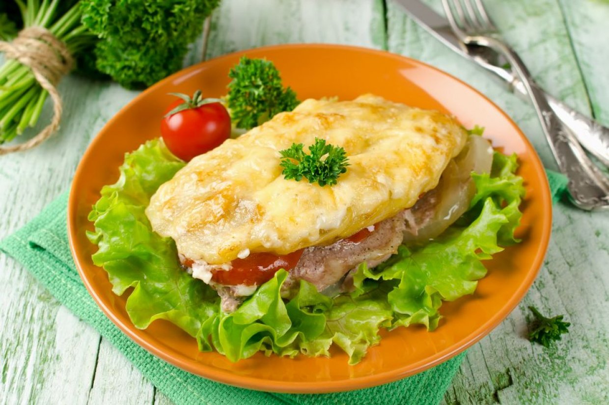 Отбивные из говядины с помидорами, картошкой и луком в духовке Отбивные из говядины с помидорами, картошкой и луком в духовке