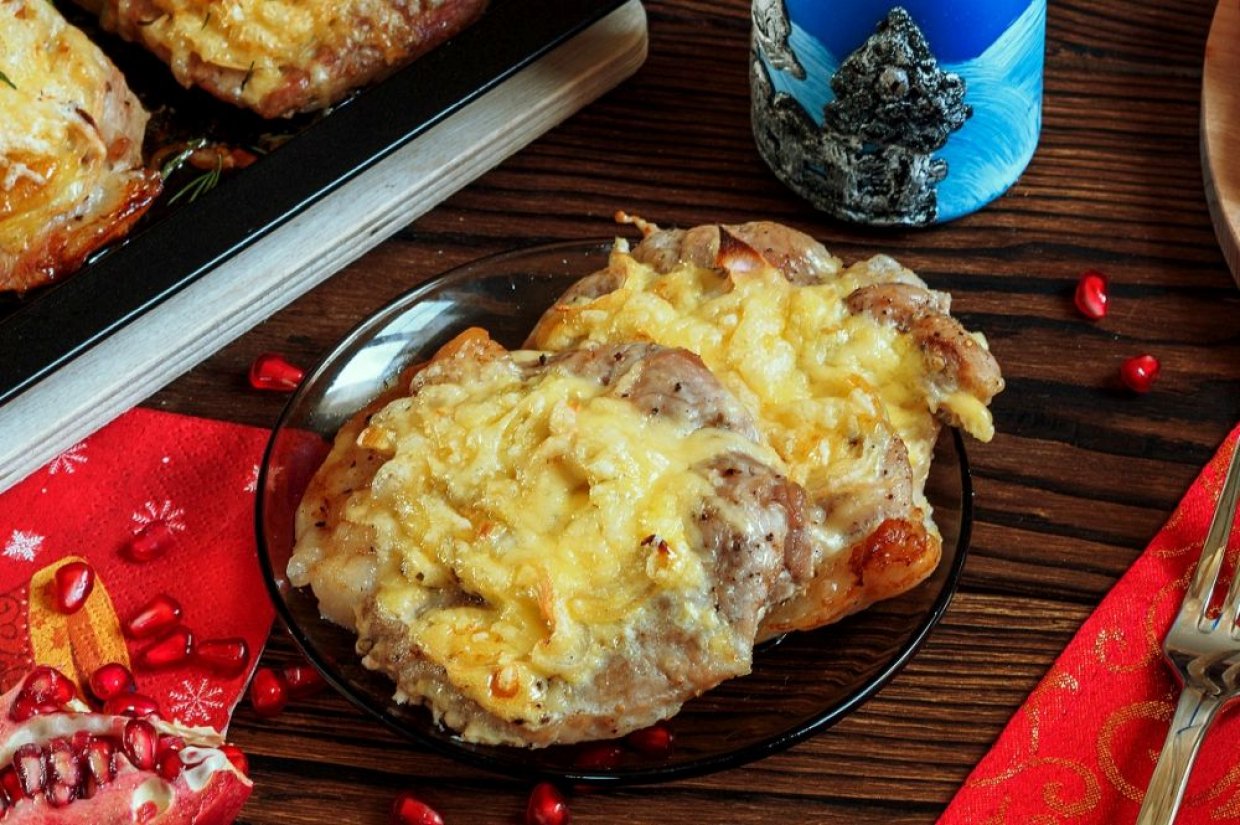 Свиные отбивные с ананасами, луком и сыром в духовке Свиные отбивные с ананасами, луком и сыром в духовке