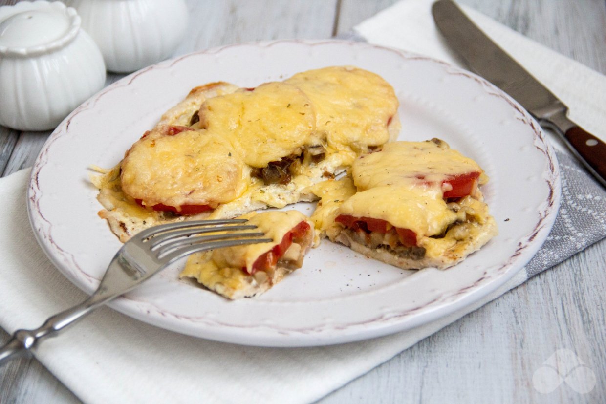 Куриные отбивные с грибами, помидорами и сыром в духовке