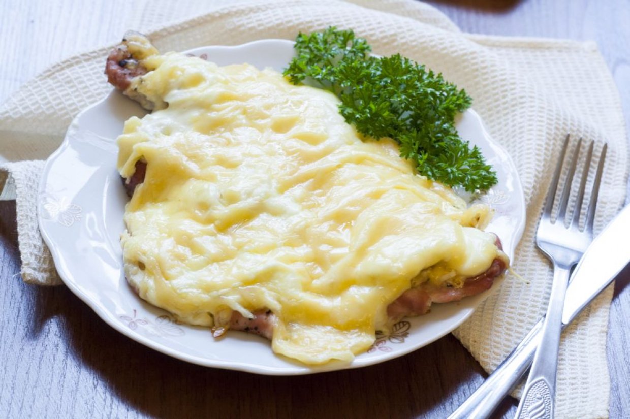 Отбивные из говядины с майонезом, сыром и чесноком в духовке Отбивные из говядины с майонезом, сыром и чесноком в духовке