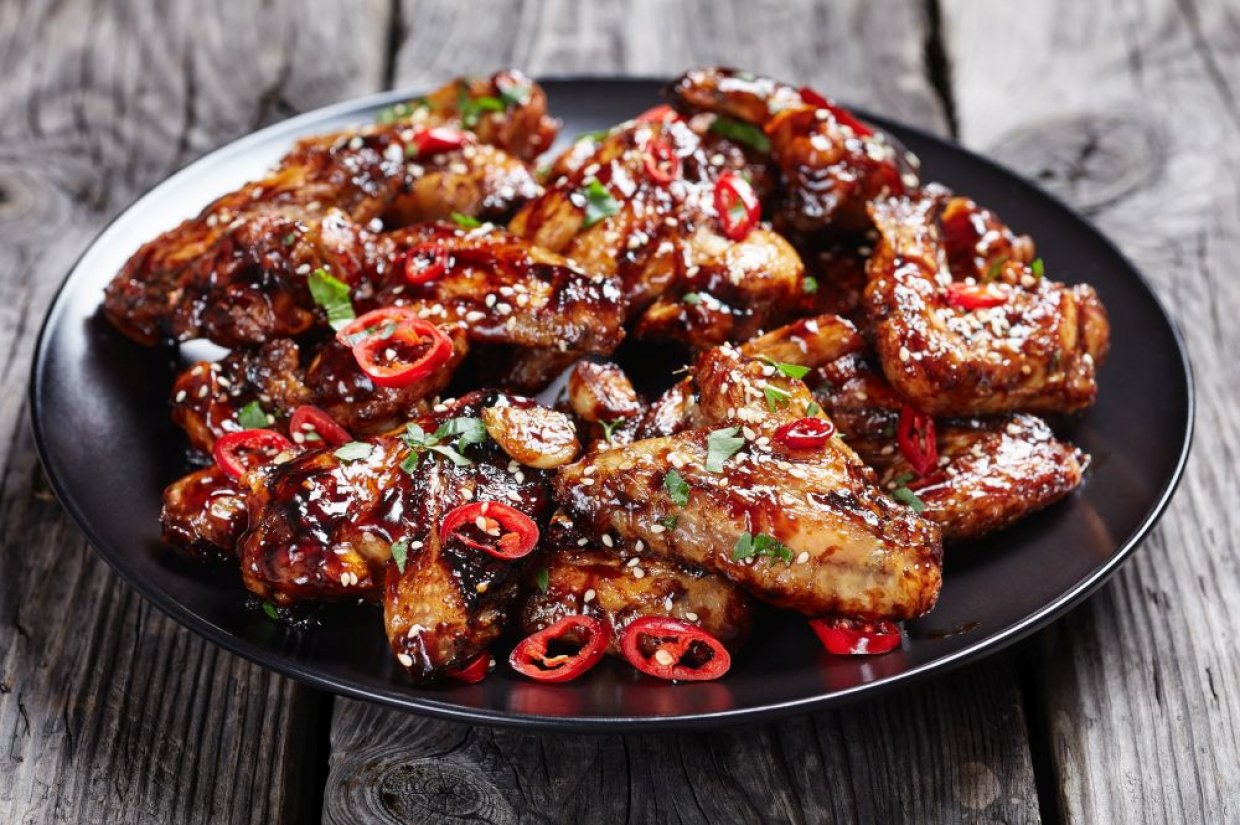 Куриные крылышки с красным перцем и соусом терияки в духовке Куриные крылышки с красным перцем и соусом терияки в духовке