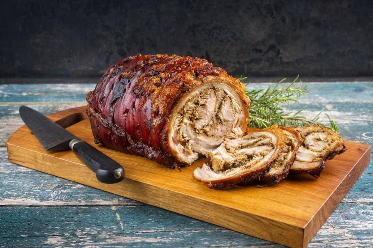 Рулет из свинины с чесноком и оливками Рулет из свинины с чесноком и оливками