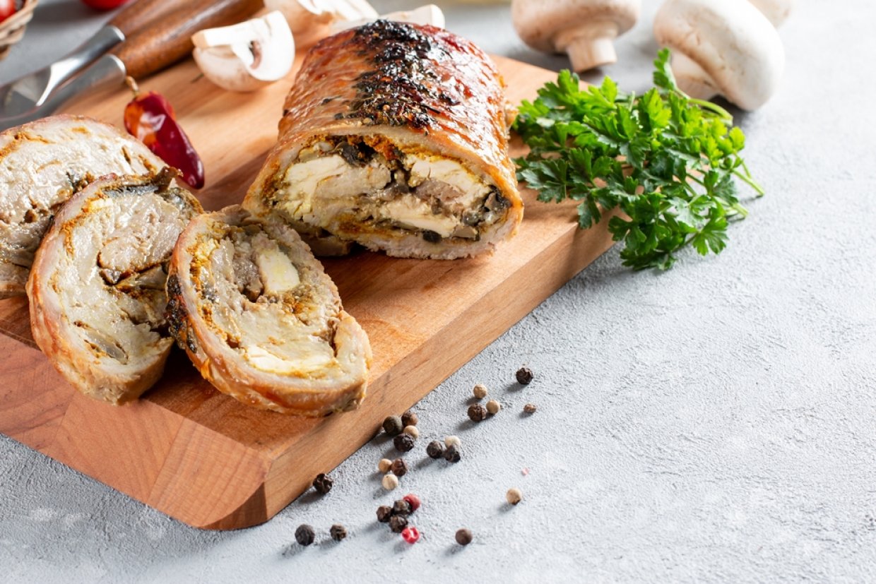 Рулет из свинины с шампиньонами и сыром Рулет из свинины с шампиньонами и сыром