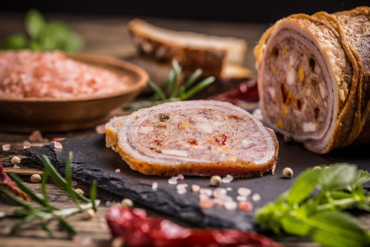 Рулет из свинины с фаршем и овощами Рулет из свинины с фаршем и овощами