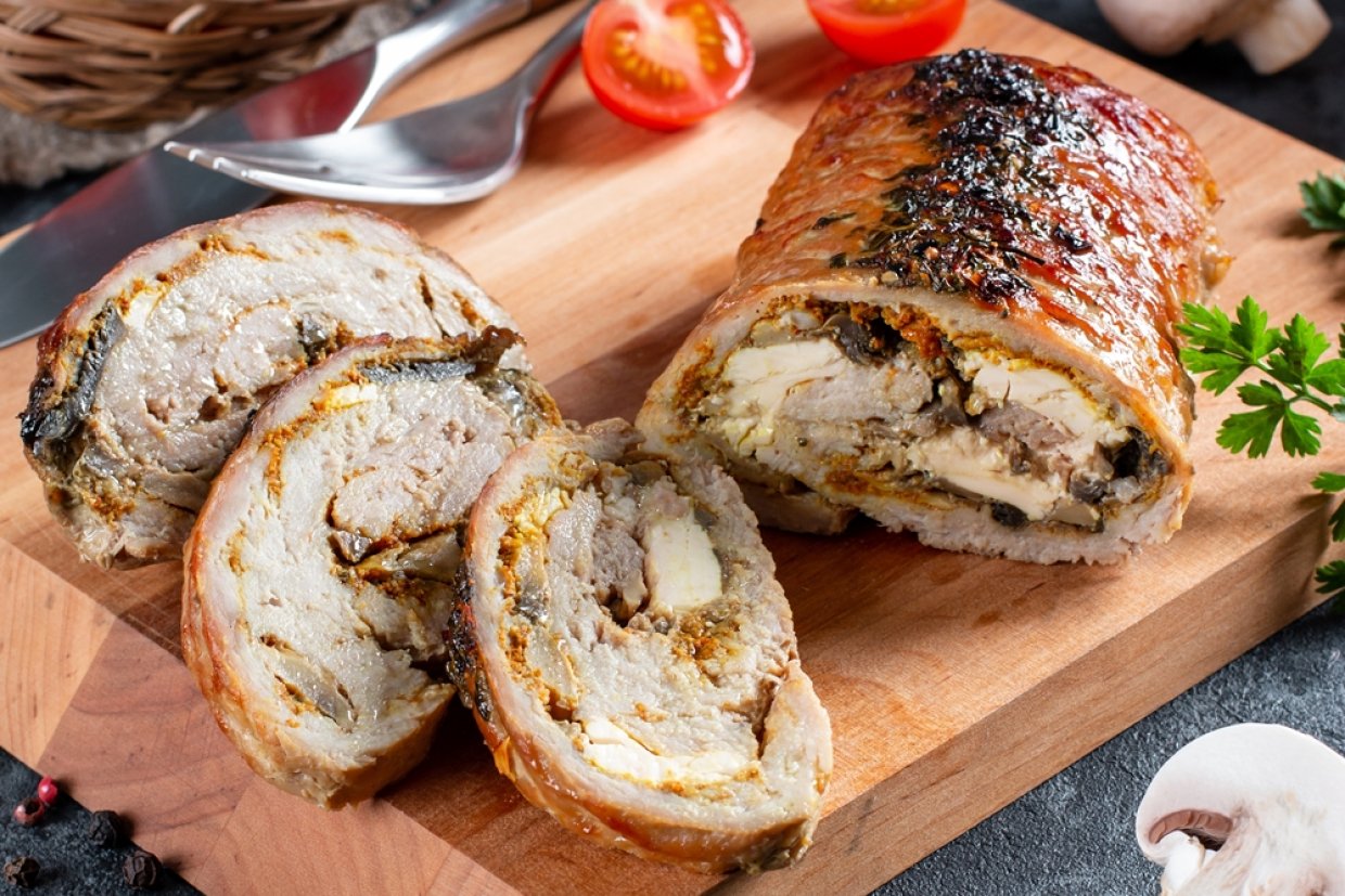 Рулет из свинины с курицей и грибами Рулет из свинины с курицей и грибами