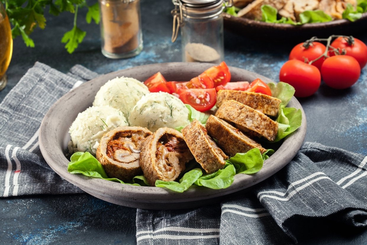 Рулет из свинины с овощами и сыром Рулет из свинины с овощами и сыром