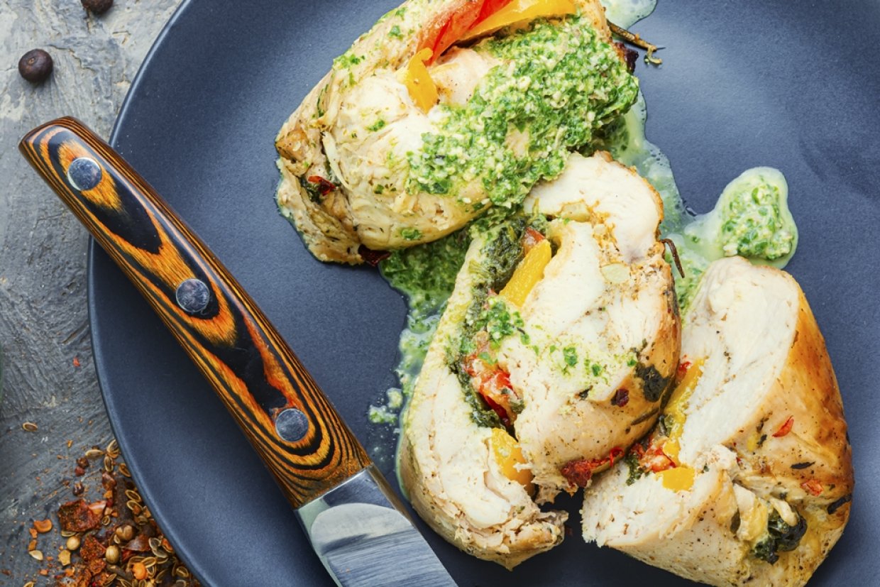 Рулет из курицы с болгарским перцем и шпинатом Рулет из курицы с болгарским перцем и шпинатом