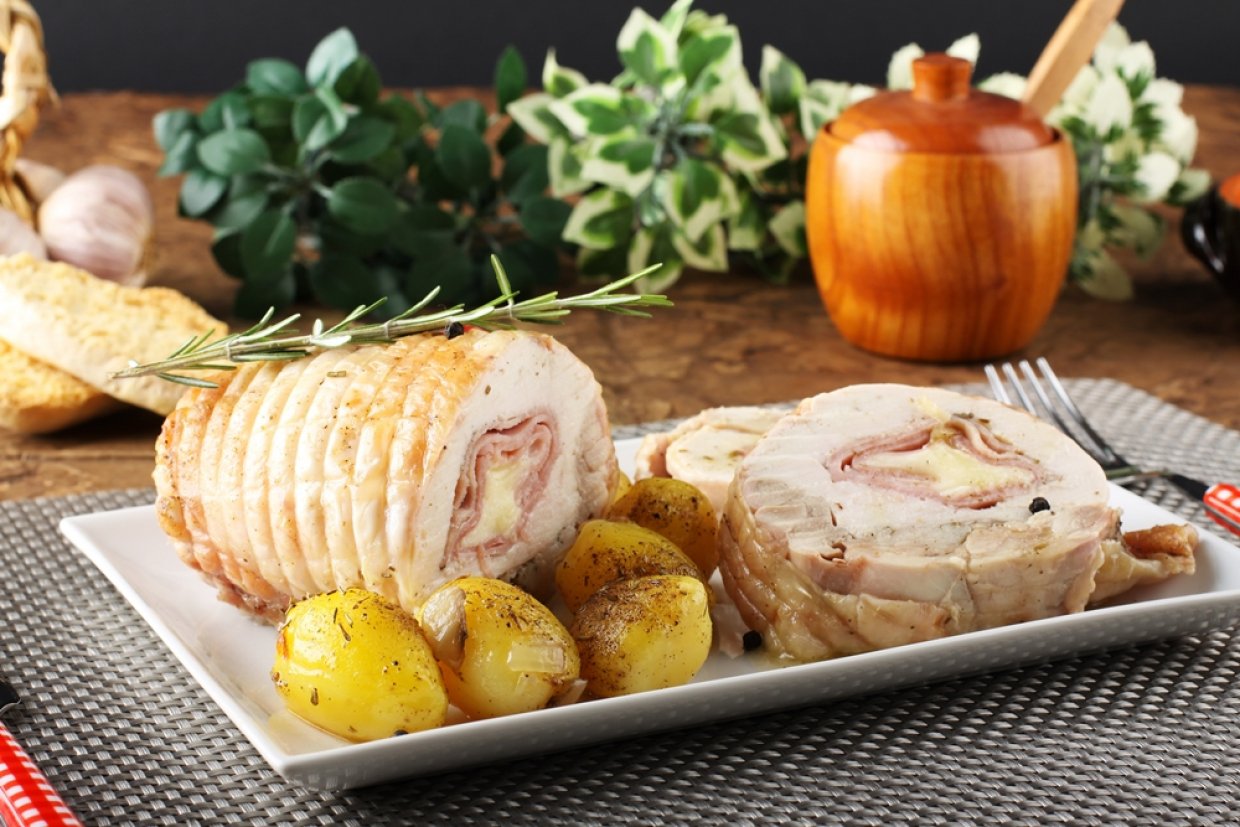 Куриный рулет с ветчиной и сыром Куриный рулет с ветчиной и сыром