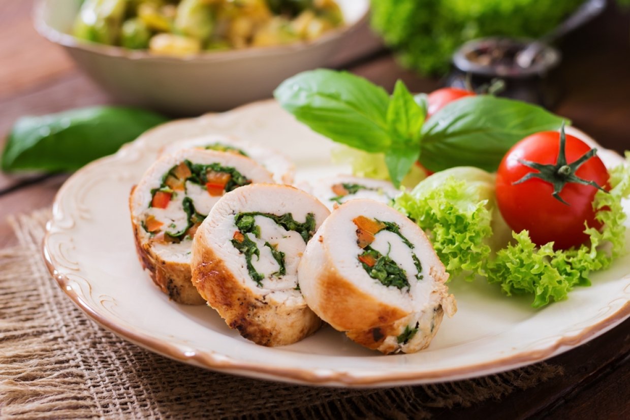 Куриный рулет с овощами и зеленью Куриный рулет с овощами и зеленью