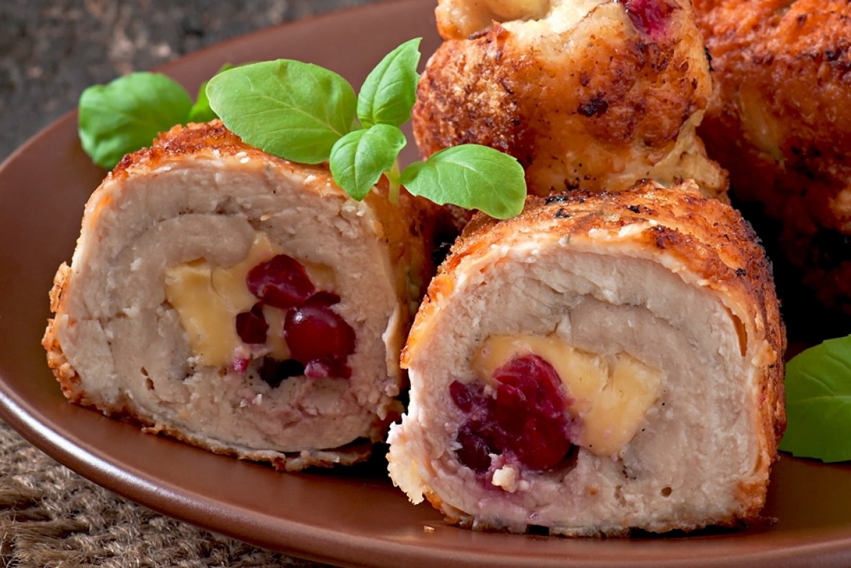 Куриный рулет с клюквой и сыром Куриный рулет с клюквой и сыром