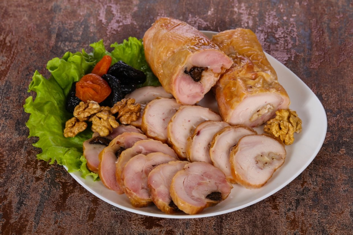 Куриный рулет с сухофруктами и орехами Куриный рулет с сухофруктами и орехами