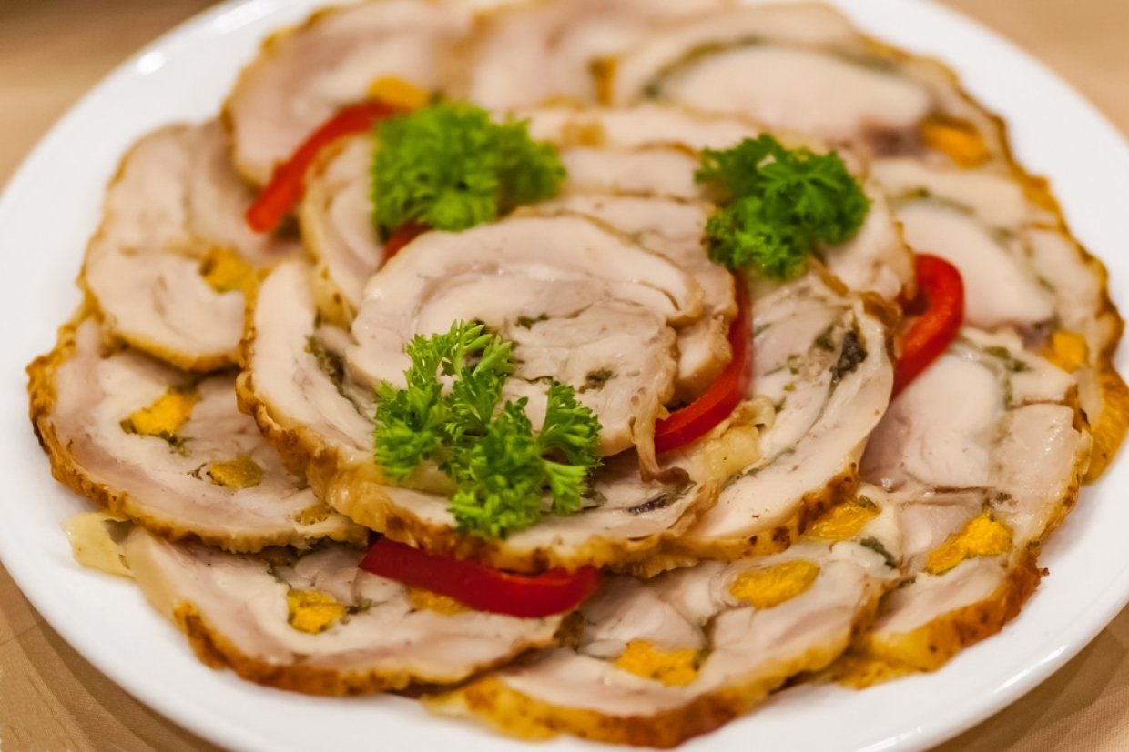 Куриный рулет с орехами и зеленью Куриный рулет с орехами и зеленью