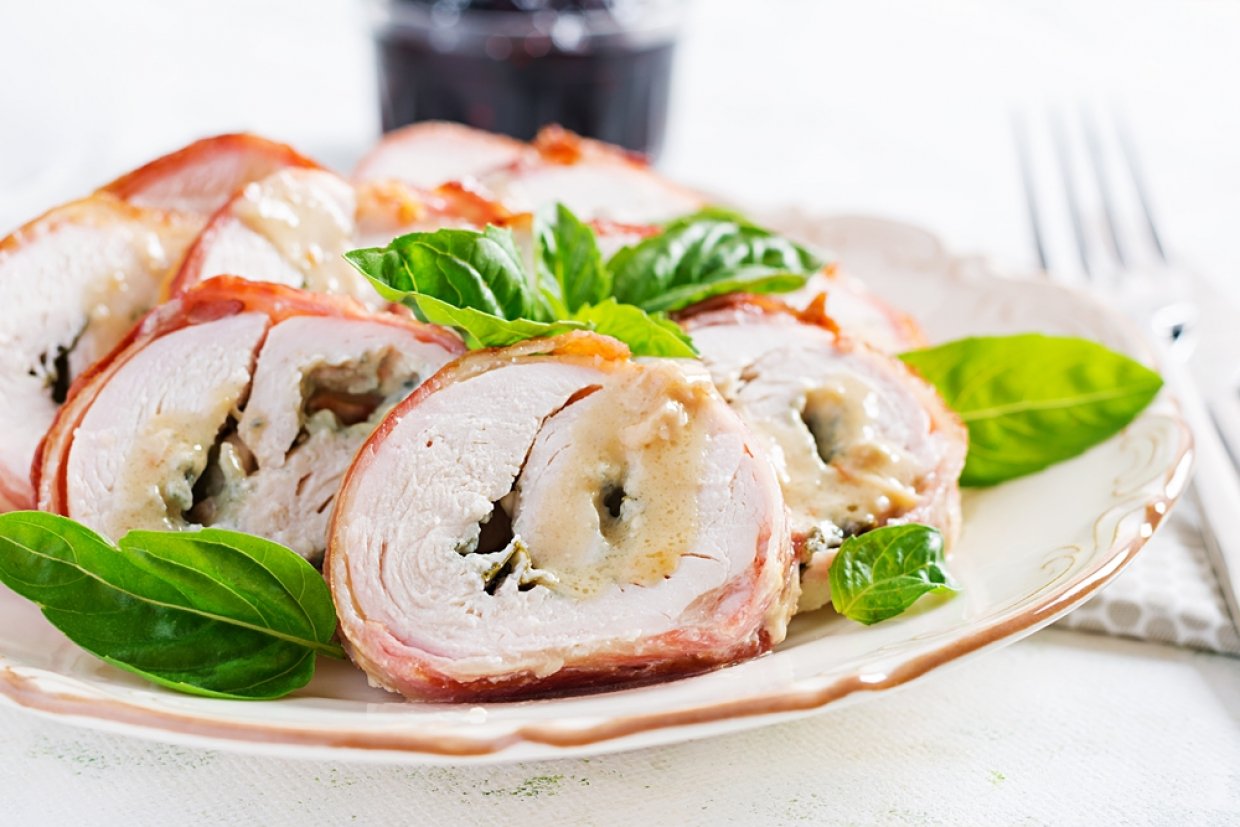 Куриный рулет с сырной начинкой Куриный рулет с сырной начинкой