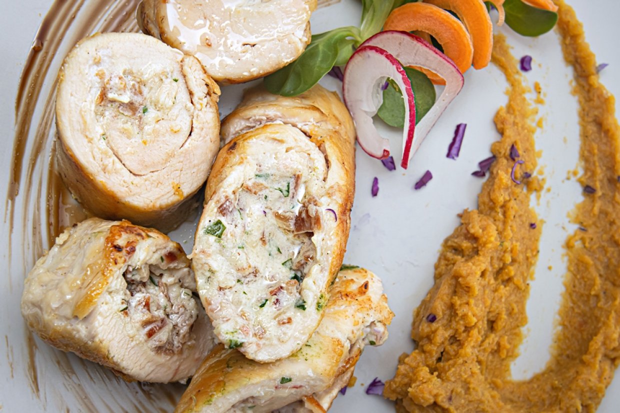 Куриный рулет со сметаной и грибами Куриный рулет со сметаной и грибами
