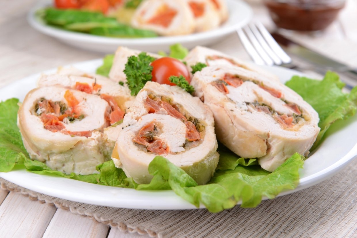 Куриный рулет с овощами и шампиньонами Куриный рулет с овощами и шампиньонами