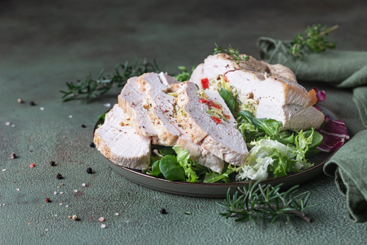 Куриный рулет с овощами в мультиварке Куриный рулет с овощами в мультиварке