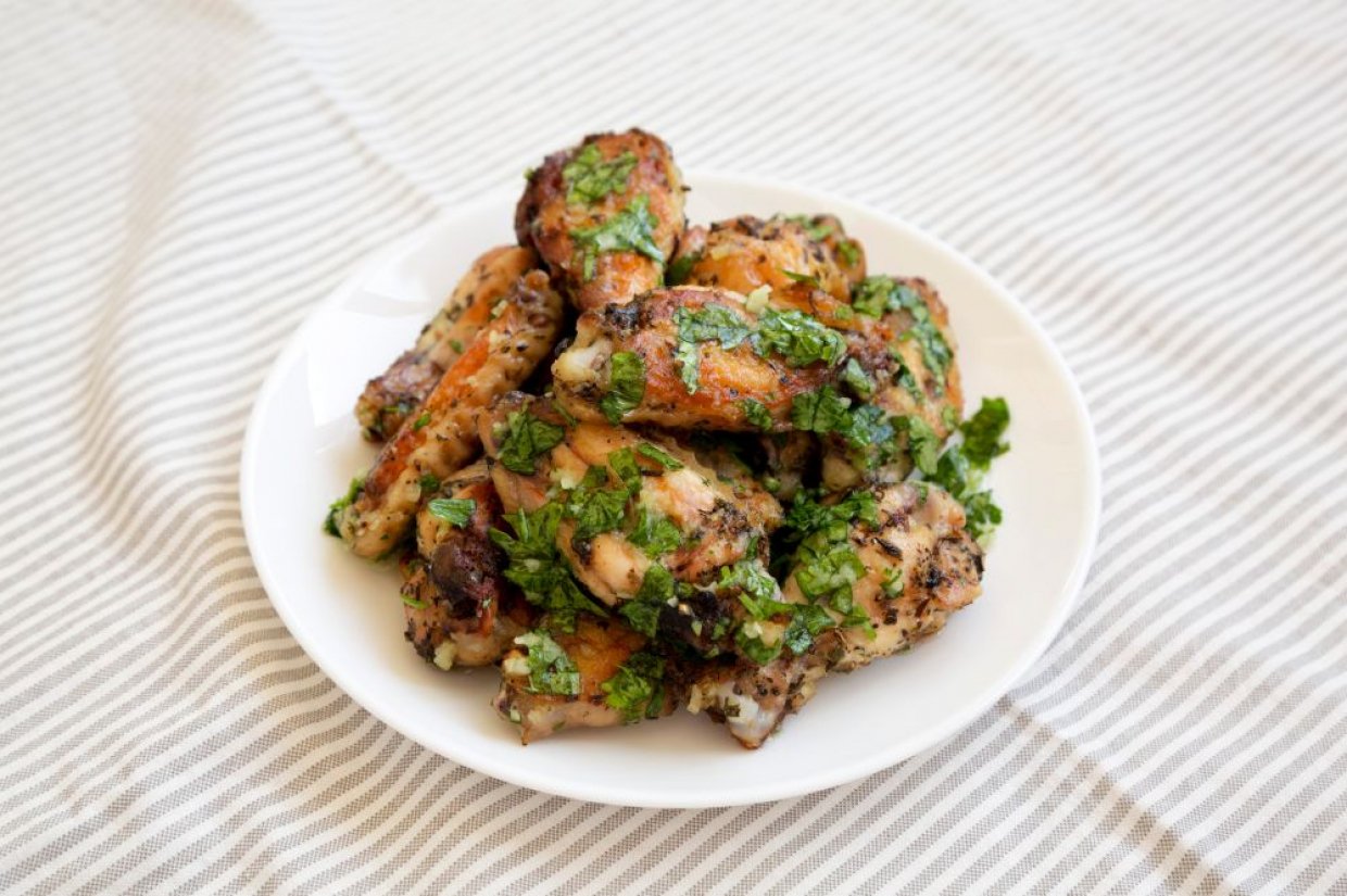 Куриные крылышки с петрушкой и чесноком в духовке Куриные крылышки с петрушкой и чесноком в духовке