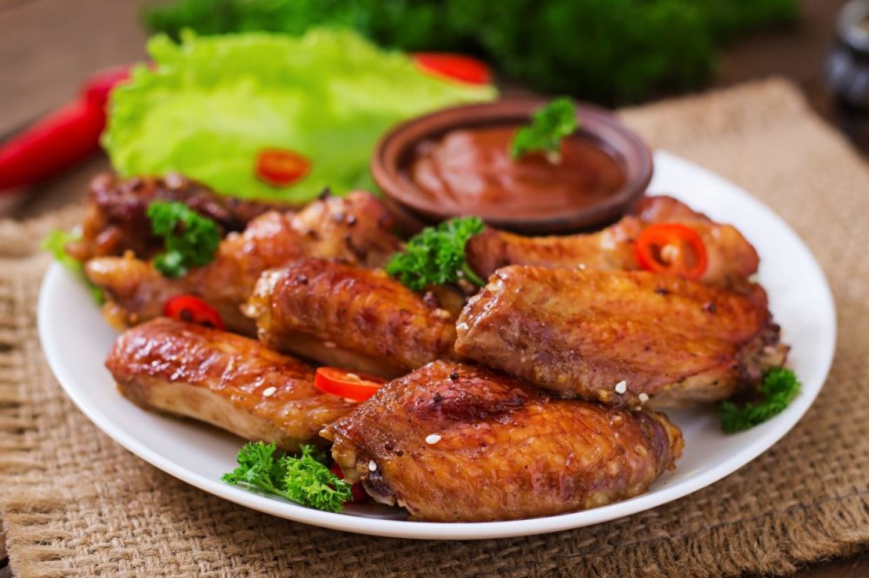 Куриные крылышки, запеченные с кетчупом, сметаной и горчицей Куриные крылышки, запеченные с кетчупом, сметаной и горчицей
