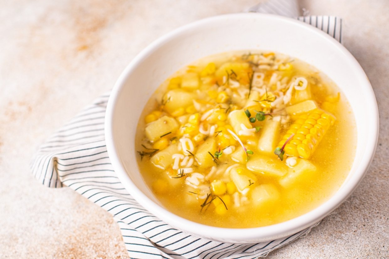 Суп с кукурузой, картошкой и вермишелью Суп с кукурузой, картошкой и вермишелью