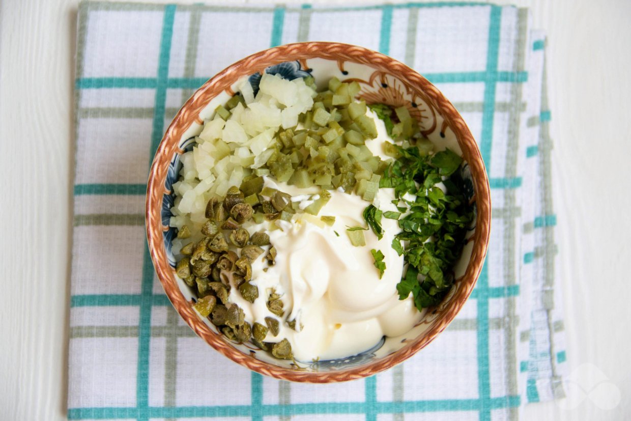 Соус Тартар с каперсами и солеными огурцами – фото приготовления рецепта, шаг 2 Соус Тартар с каперсами и солеными огурцами – фото приготовления рецепта, шаг 2