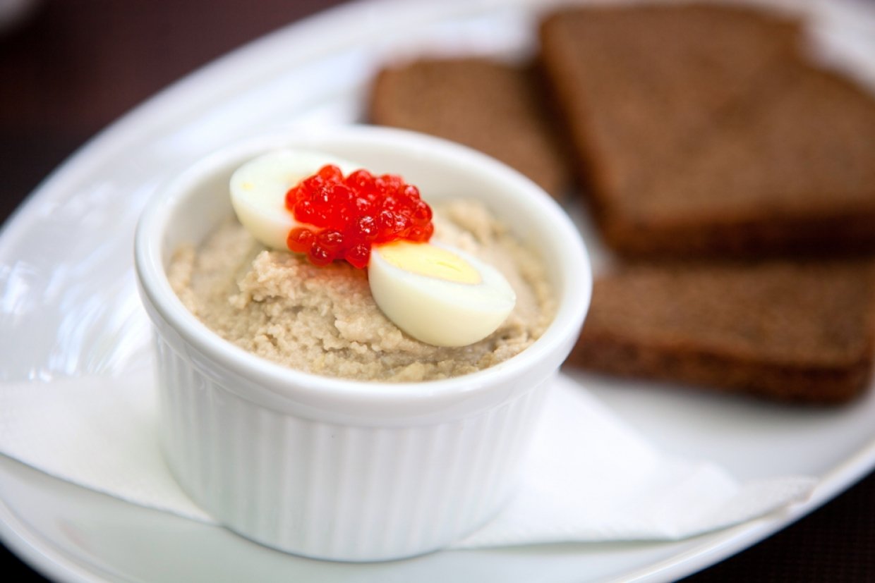 Форшмак с перепелиными яйцами Форшмак с перепелиными яйцами