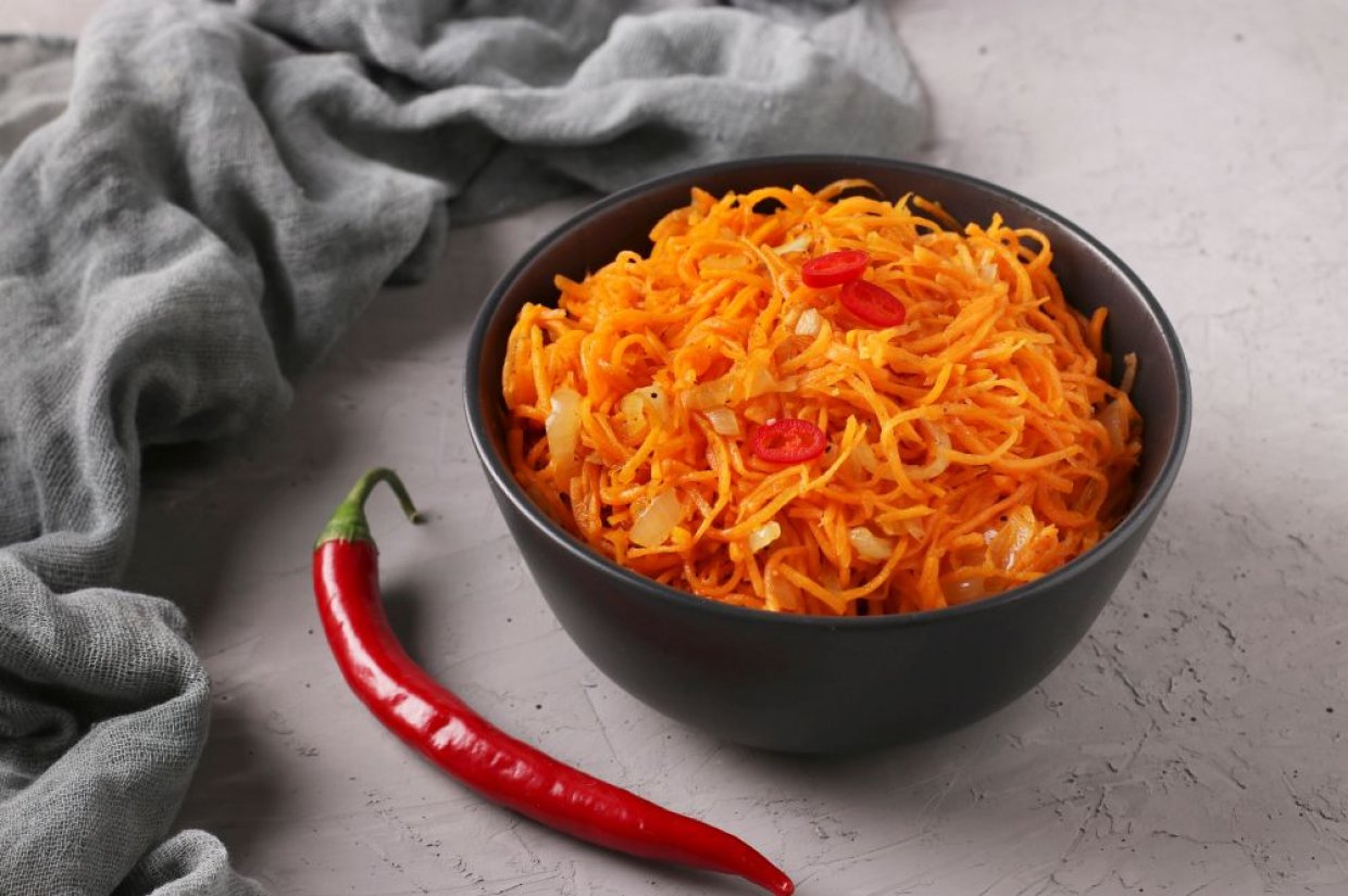 Морковь по-корейски с луком и острым перцем Морковь по-корейски с луком и острым перцем