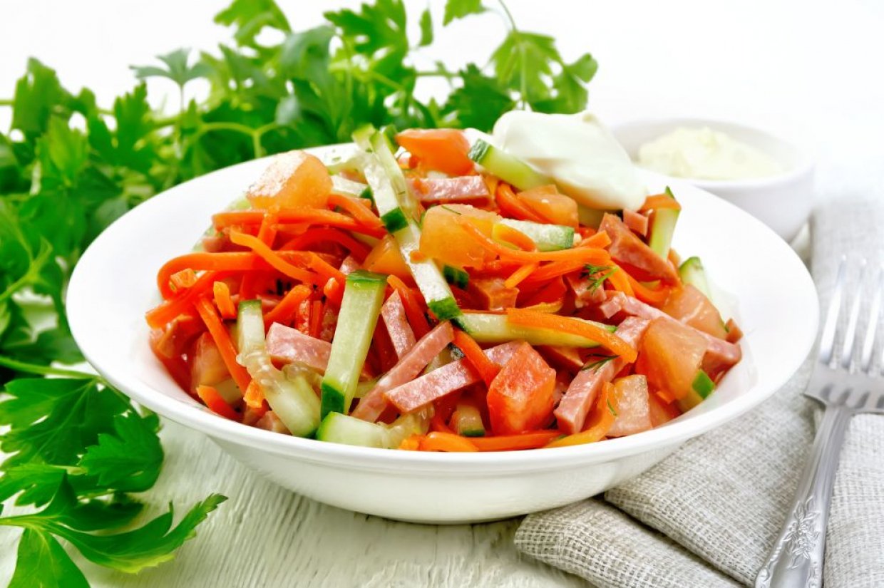 Салат из корейской моркови, колбасы, помидоров и огурцов Салат из корейской моркови, колбасы, помидоров и огурцов