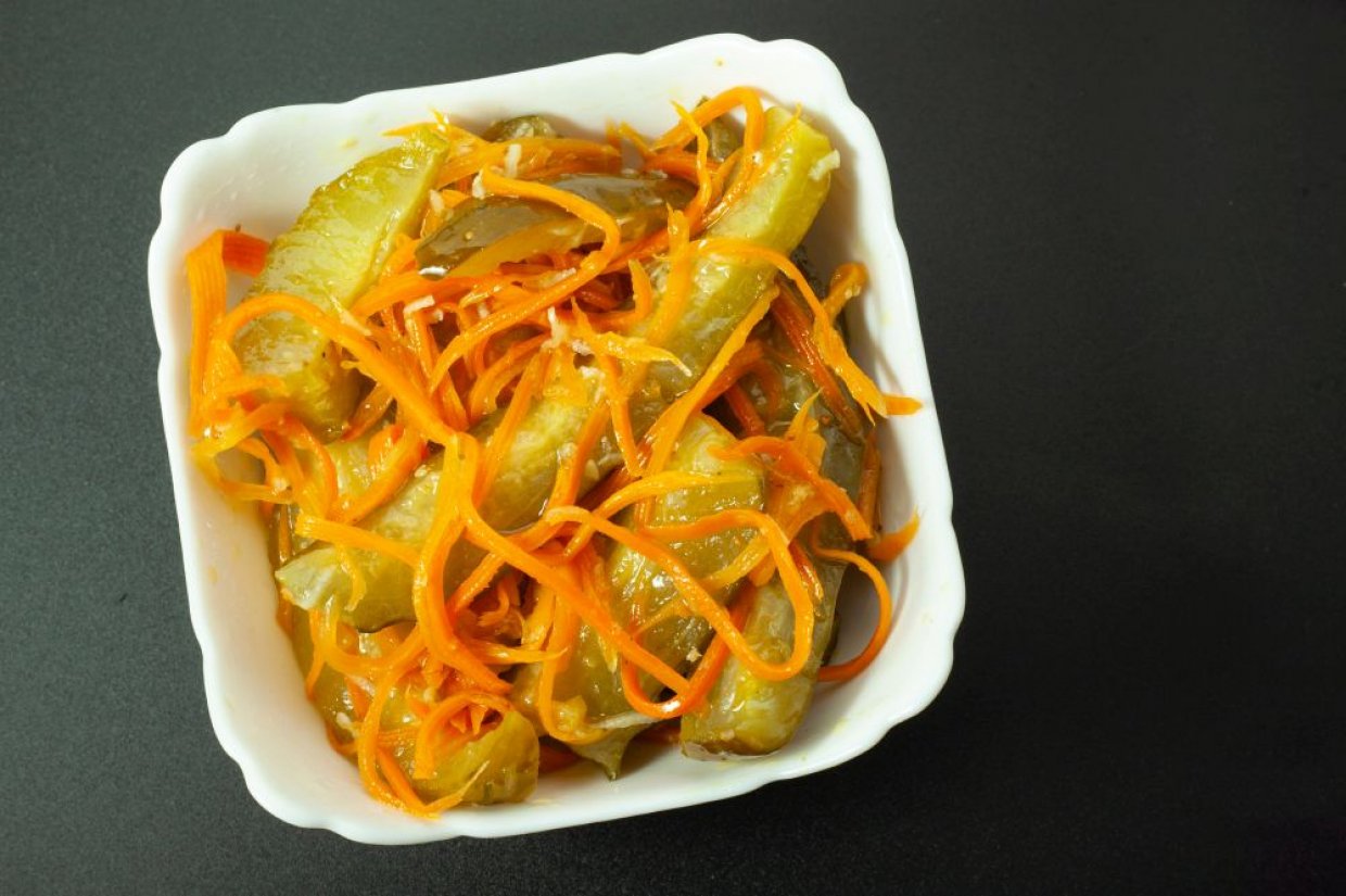 Корейская морковь с маринованными огурцами Корейская морковь с маринованными огурцами