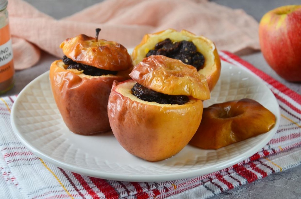 Запеченные яблоки с изюмом и корицей Запеченные яблоки с изюмом и корицей