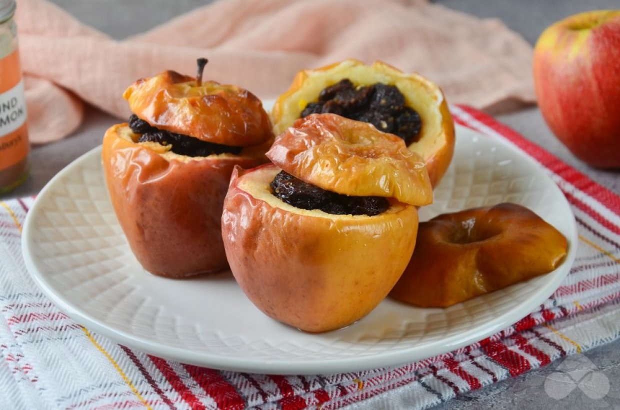 Запеченные яблоки с изюмом и корицей