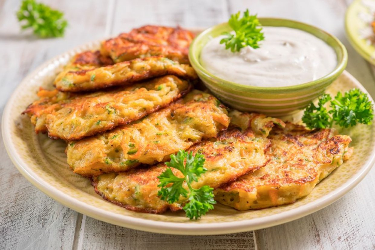 Картофельные оладьи с морковью и зеленью Картофельные оладьи с морковью и зеленью