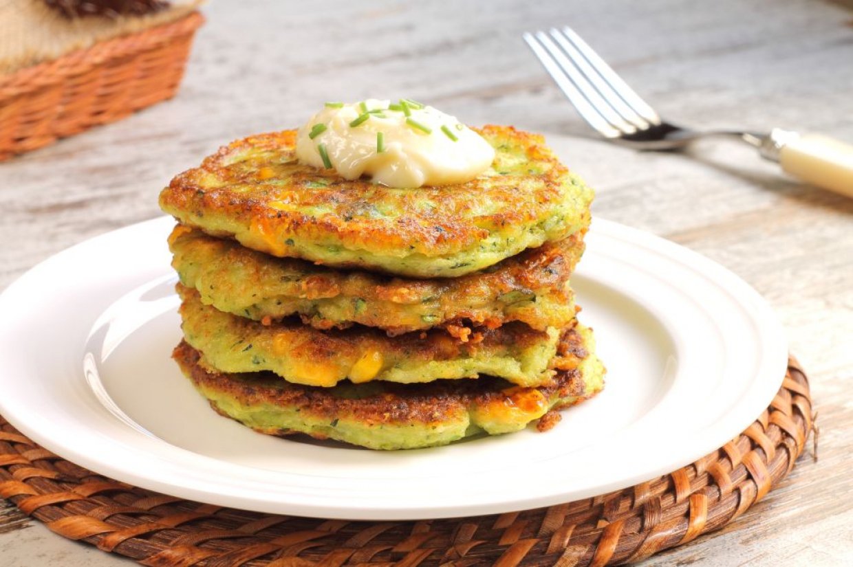 Оладьи с кабачками, зеленью и консервированной кукурузой Оладьи с кабачками, зеленью и консервированной кукурузой