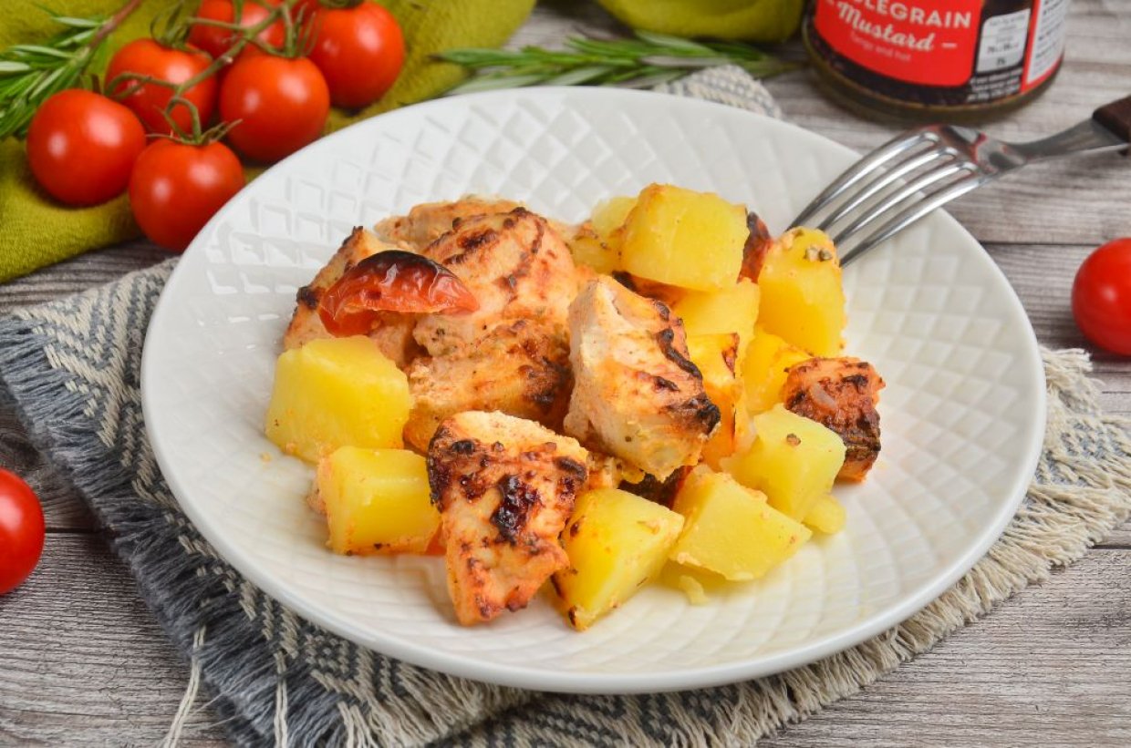 Картофель, запеченный с курицей и помидорами Картофель, запеченный с курицей и помидорами