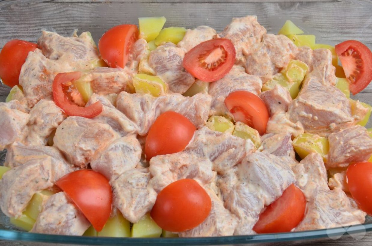 Картофель, запеченный с курицей и помидорами – фото приготовления рецепта, шаг 4 Картофель, запеченный с курицей и помидорами – фото приготовления рецепта, шаг 4