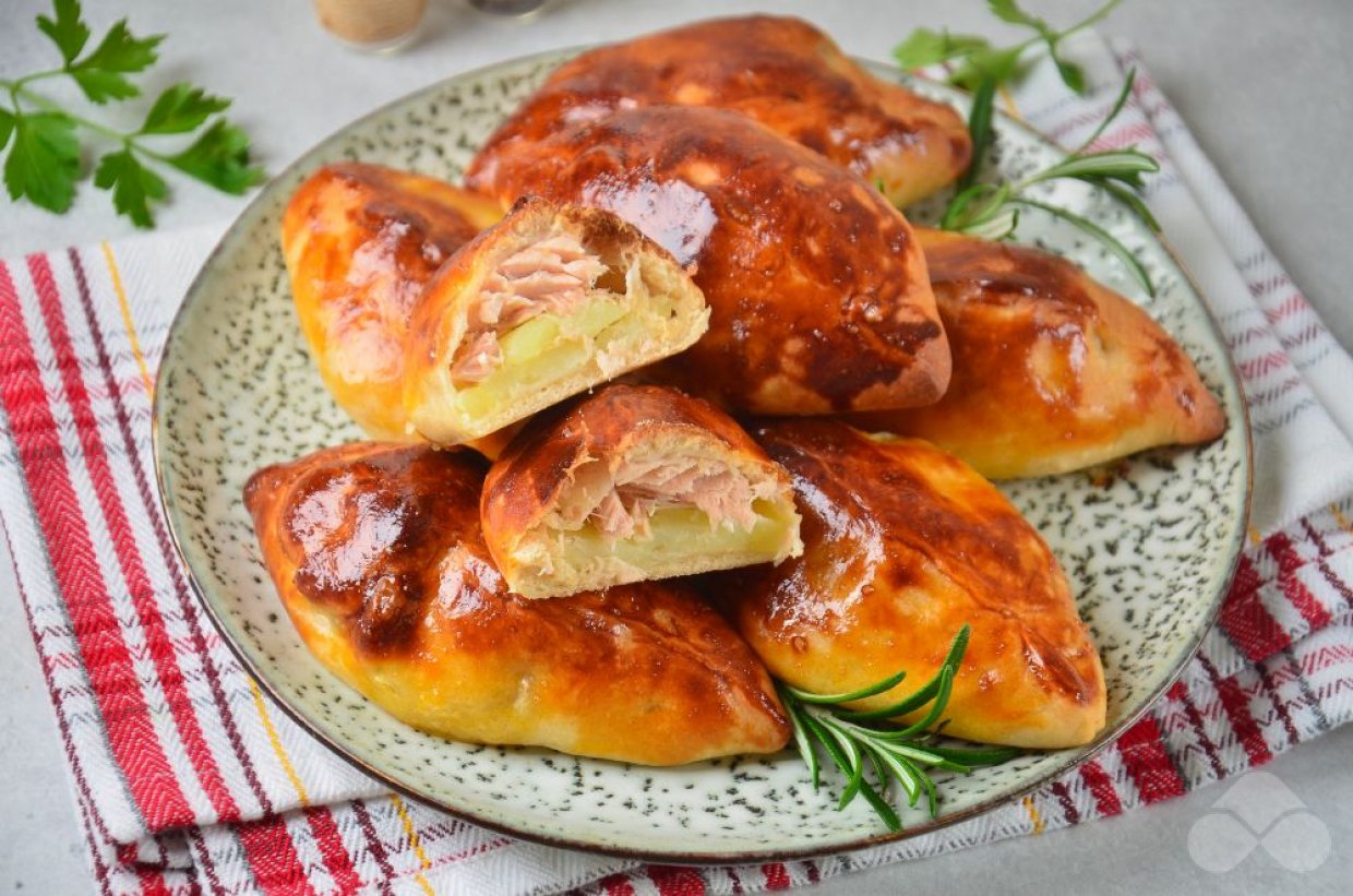 Пирожки с лососем и картошкой