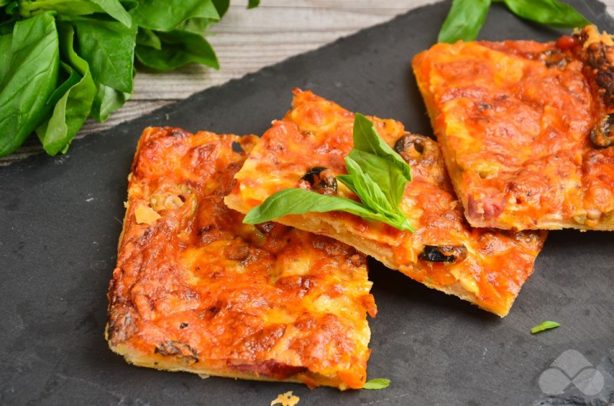 Пицца с охотничьими колбасками и маслинами
