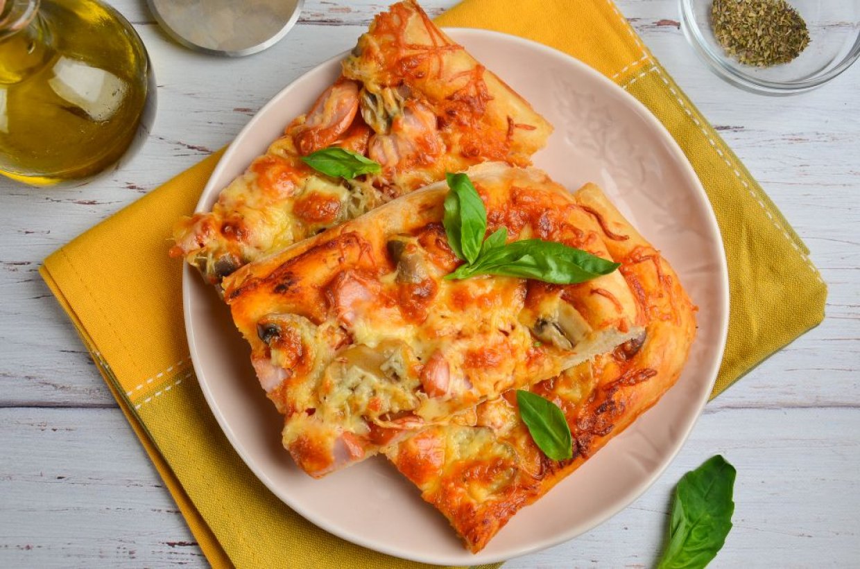 Пицца с сосисками и маринованными грибами Пицца с сосисками и маринованными грибами