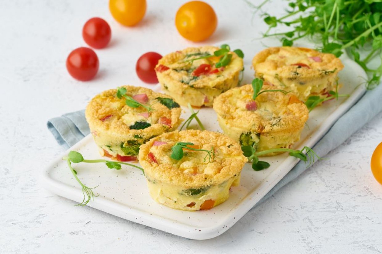 Омлет, запеченный с беконом и овощами в порционных формочках Омлет, запеченный с беконом и овощами в порционных формочках