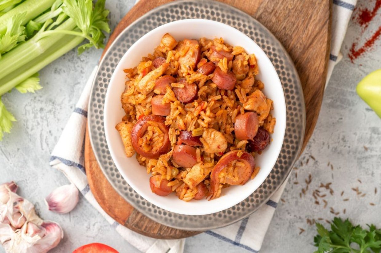 Плов с колбасой и курицей в мультиварке Плов с колбасой и курицей в мультиварке