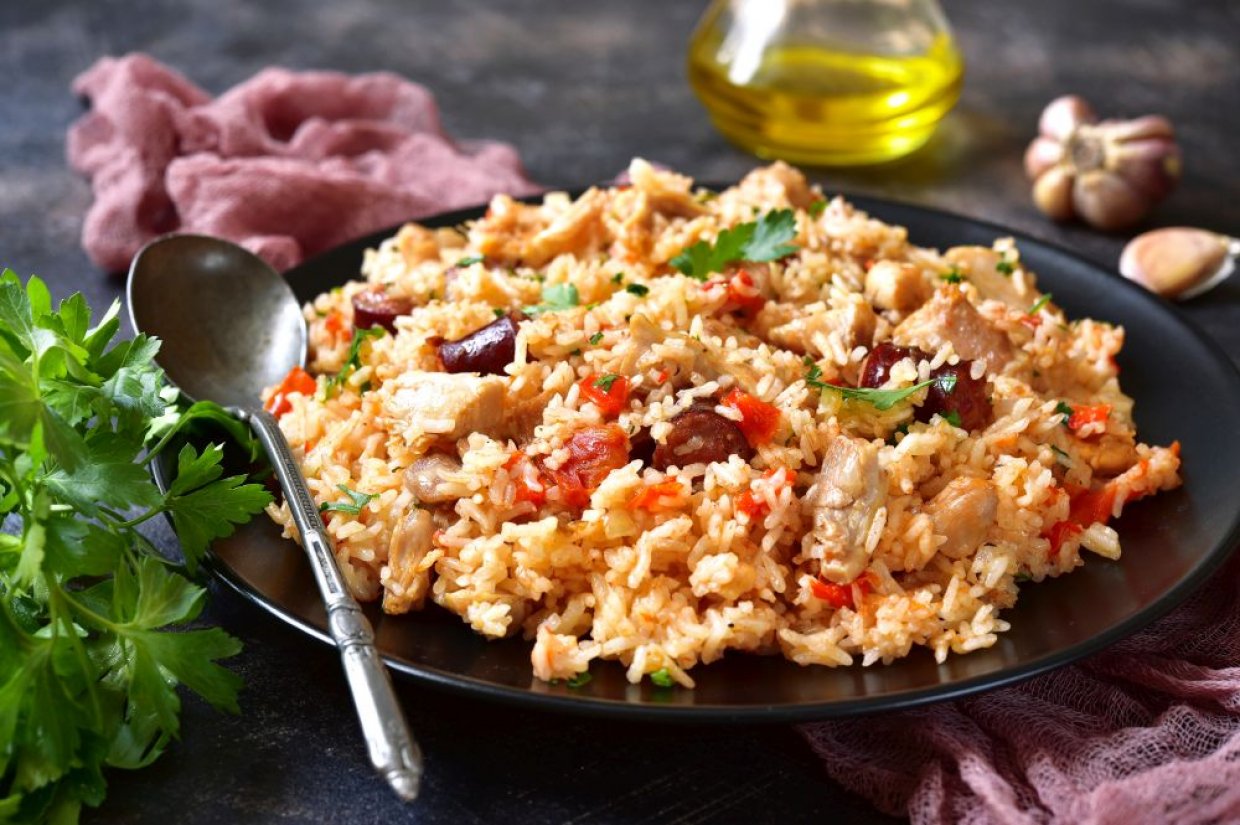 Плов с колбасой, курицей и помидорами Плов с колбасой, курицей и помидорами