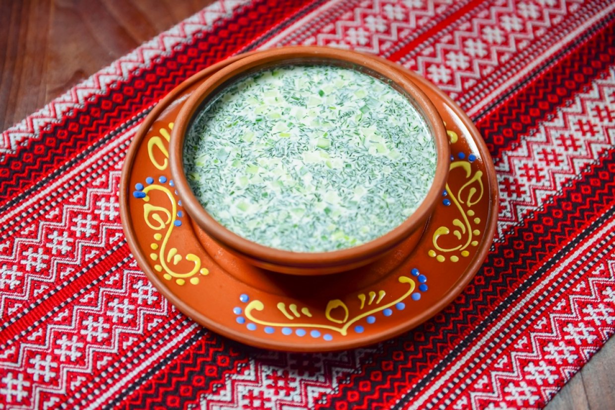 Окрошка с зеленью и яблоком на айране Окрошка с зеленью и яблоком на айране