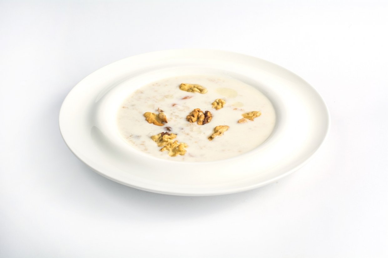 Молочный суп с овсянкой и орехами Молочный суп с овсянкой и орехами