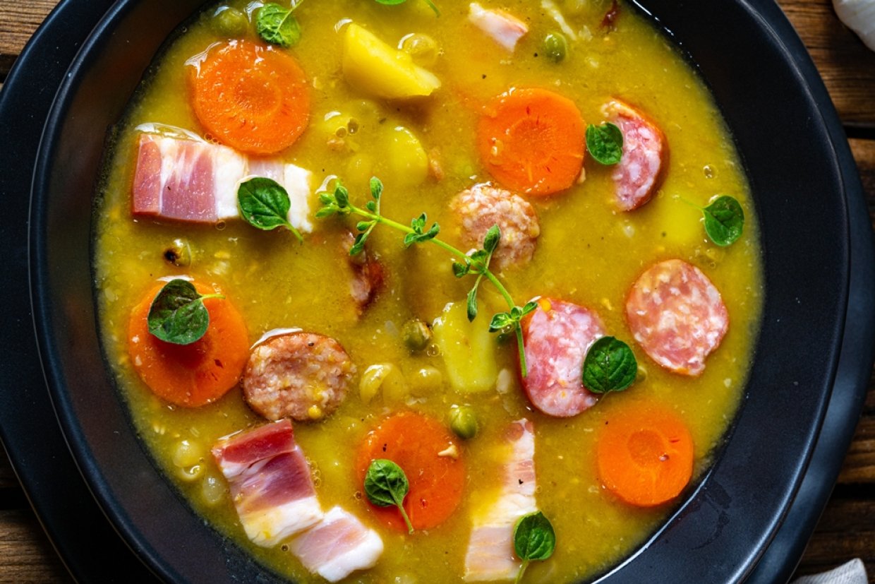 Гороховый суп с сосисками и беконом Гороховый суп с сосисками и беконом