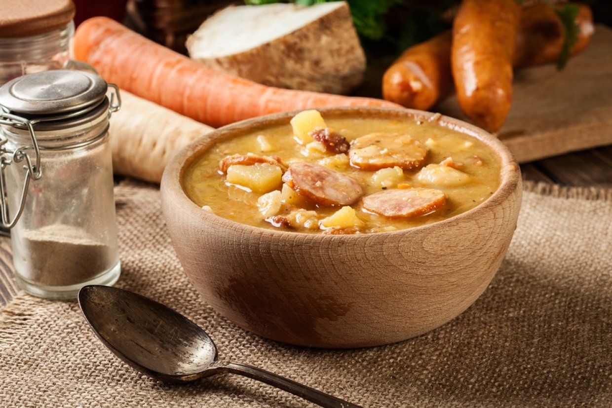 Ароматный гороховый суп с колбасками Ароматный гороховый суп с колбасками