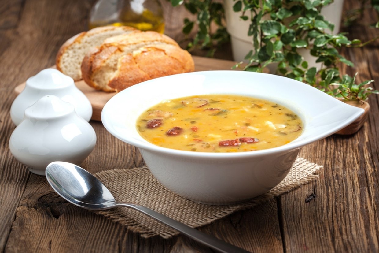 Гороховый суп с копчеными колбасками Гороховый суп с копчеными колбасками