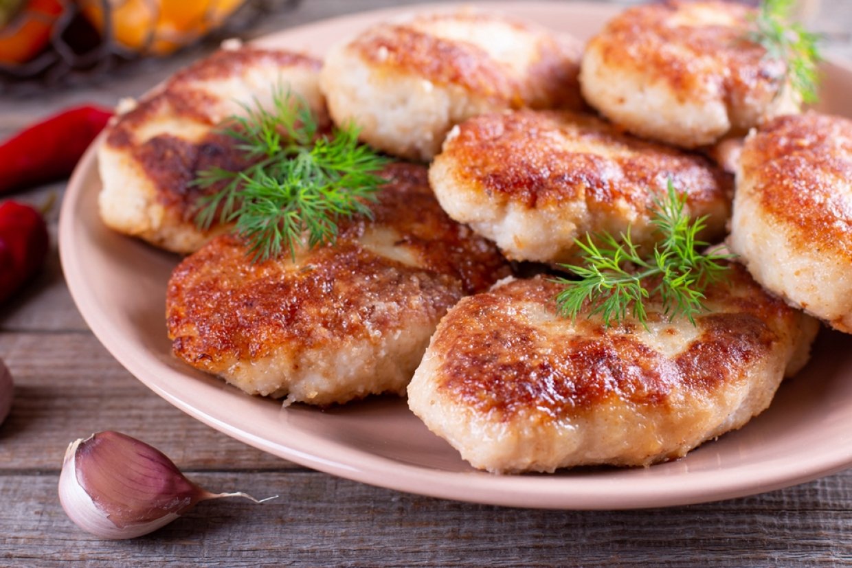 Куриные котлеты с чесноком на сковороде Куриные котлеты с чесноком на сковороде