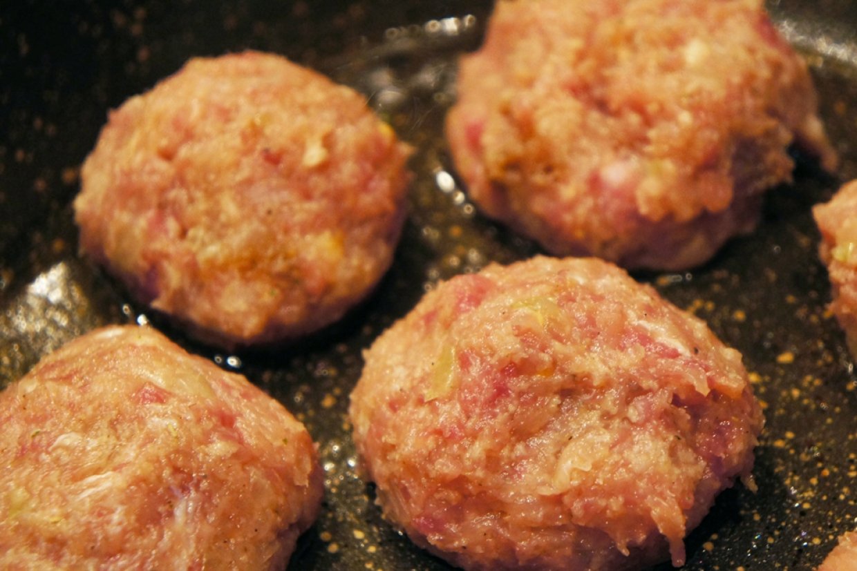 Куриные котлеты с помидорами и сыром Куриные котлеты с помидорами и сыром