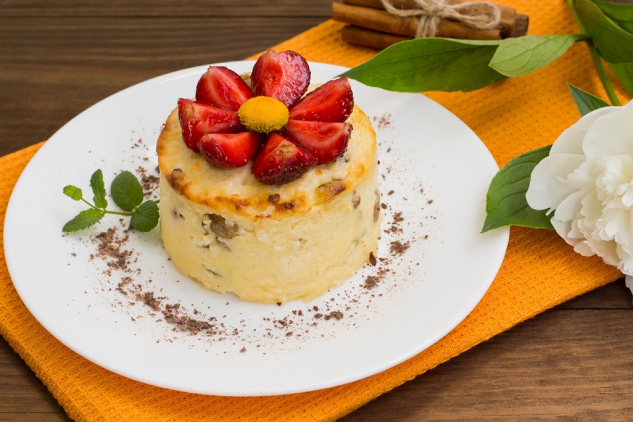 Творожная запеканка с изюмом и яблоками Творожная запеканка с изюмом и яблоками