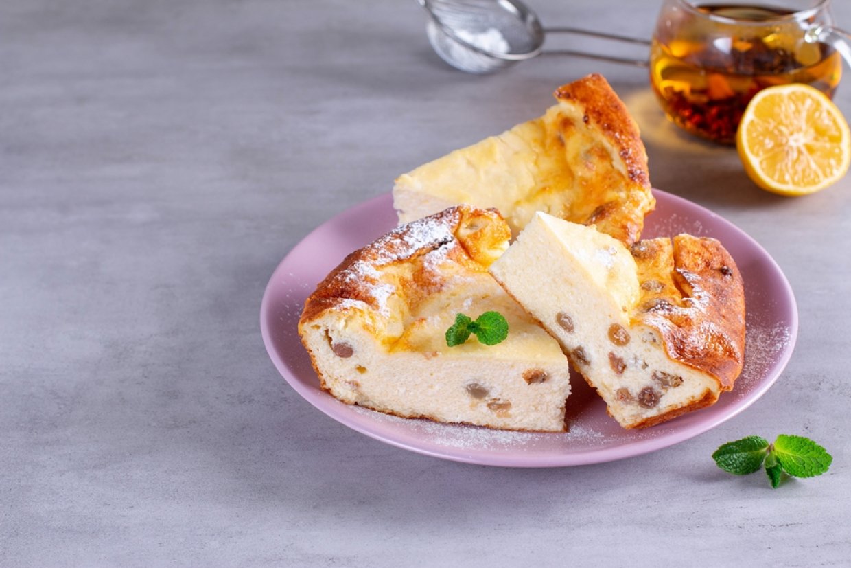 Творожная запеканка с цедрой и изюмом Творожная запеканка с цедрой и изюмом